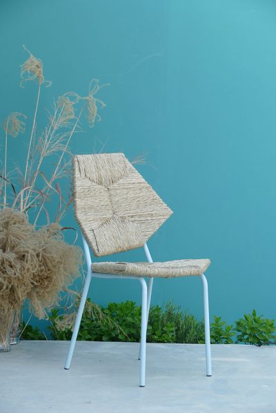 sedia impagliata con gambe azzurre